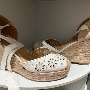 Chic Floral Cutout Espadrille Wedges